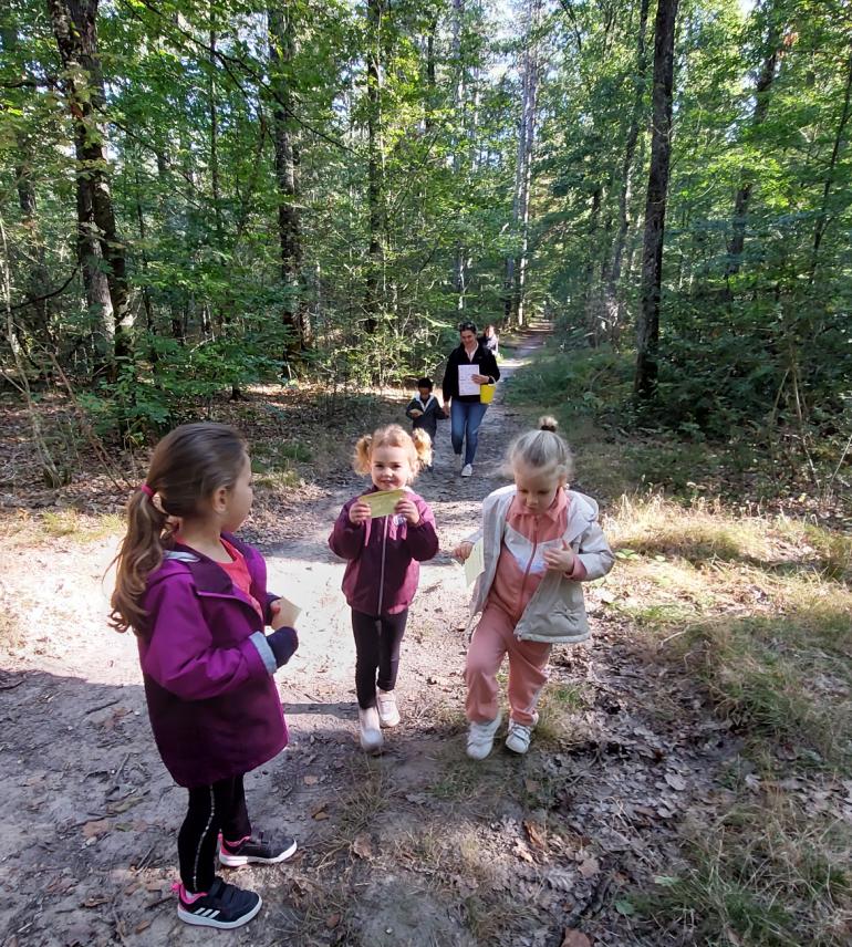 Les enfants sont heureux de montrer les balises poinçonnées.